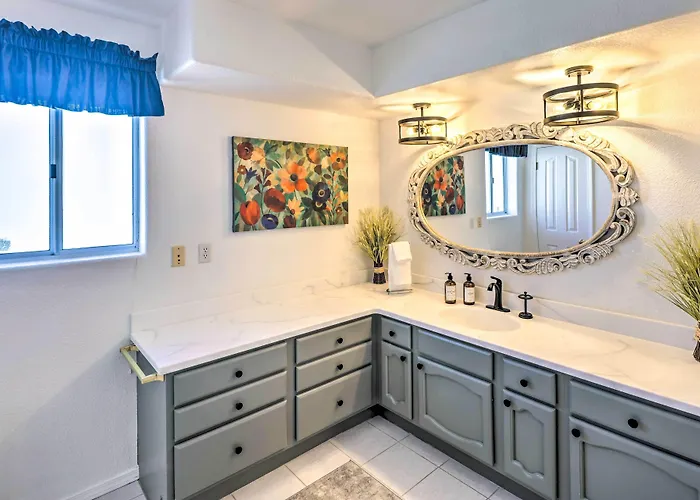 Dom wakacyjny Luxe W/ Detached Casita & Furnished Patio! *