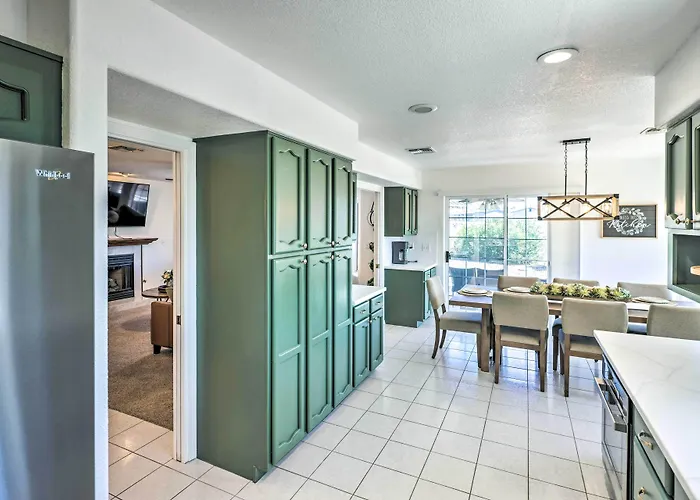 Dom wakacyjny Luxe W/ Detached Casita & Furnished Patio! *
